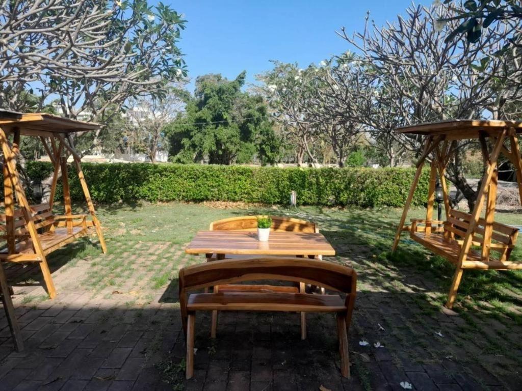Creston Grand Hotel Suphanburi Esterno foto