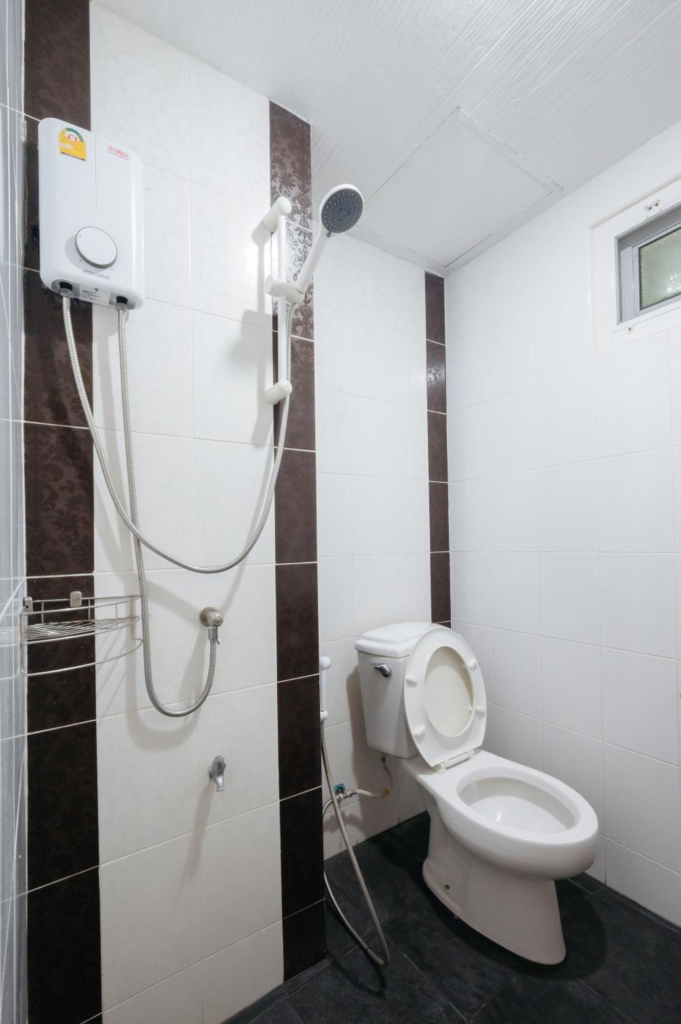 Creston Grand Hotel Suphanburi Esterno foto