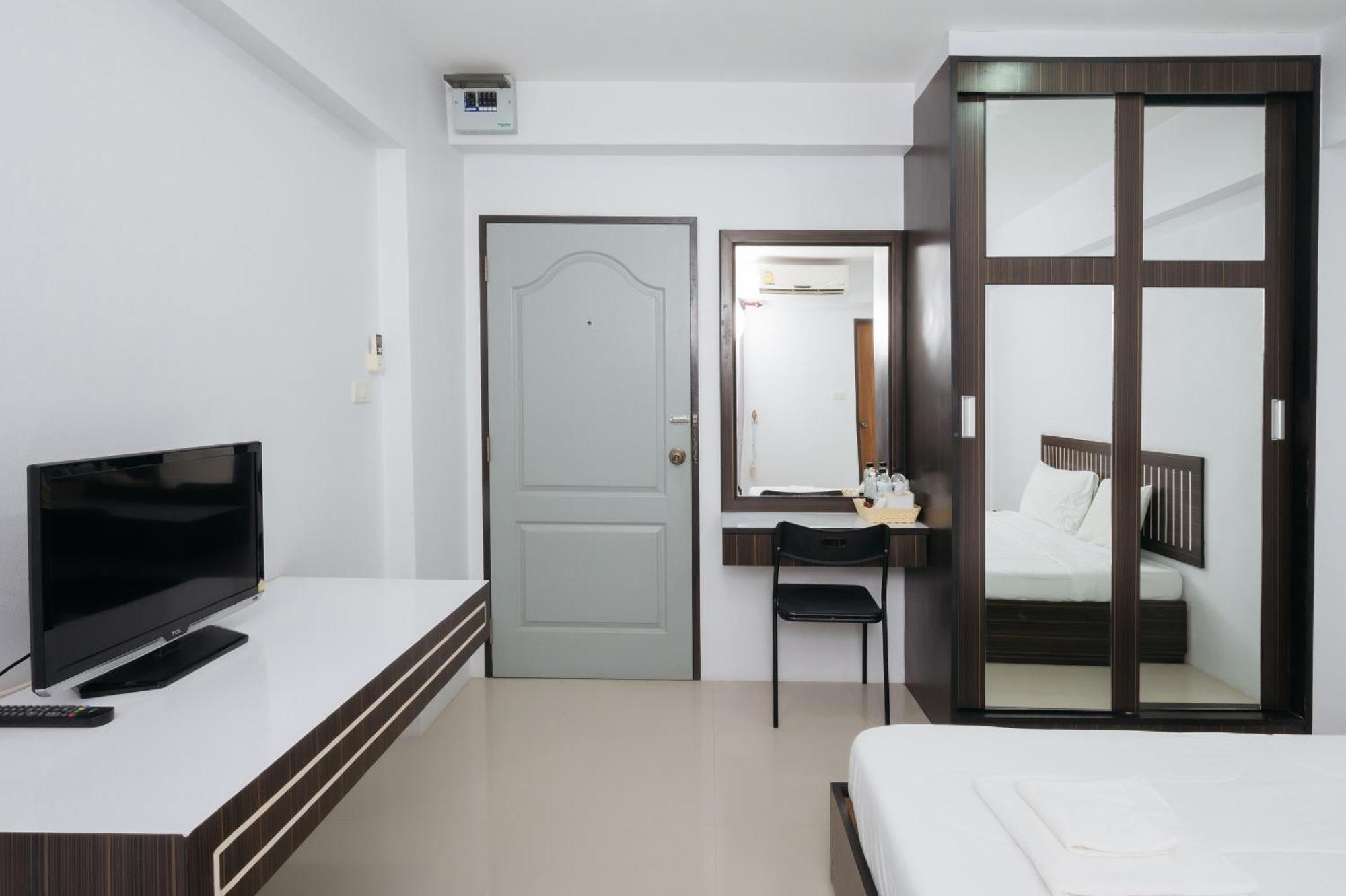 Creston Grand Hotel Suphanburi Esterno foto